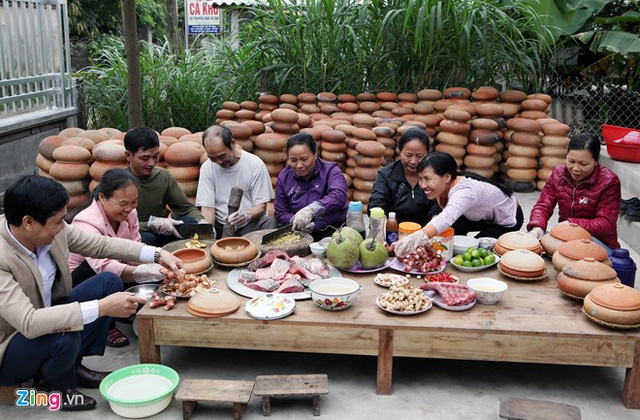 Cảnh làm món cá kho làng tại cơ sở của DASAVINA