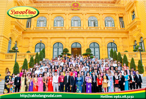 Các doanh nhân chụp ảnh lưu niệm với phó chủ tịch Nguyễn Thị Doan tại phủ chủ tịch