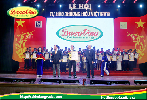  Ông Nguyễn Bá Toàn – Giám đôc Công ty Đặc Sản Việt Nam – DASAVINA lên nhận giải thưởng