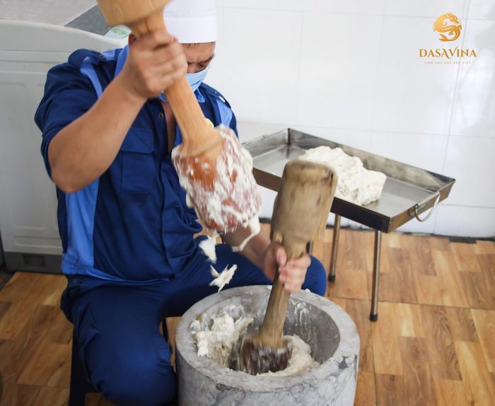 Chả mực Quảng Ninh được giã tay cối đá chuẩn phương pháp truyền thống